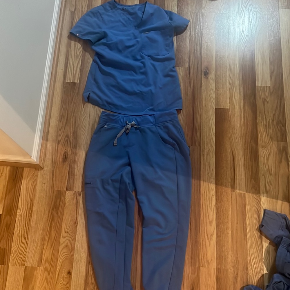 Ceil blue fig scrubs. Jogger pants size XS and one pocket top size xxs